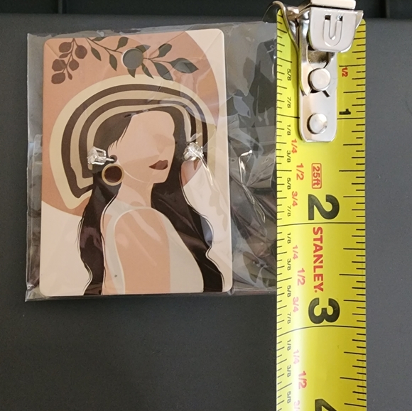 Jeweled Heart Studs - Picture 5 of 6